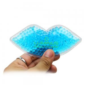 Cosmetic reusable lip shaped gel ice pack